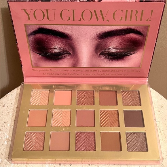 Ellen Tracy Rosey Nudes Eyeshadow Palette - Picture 1 of 4